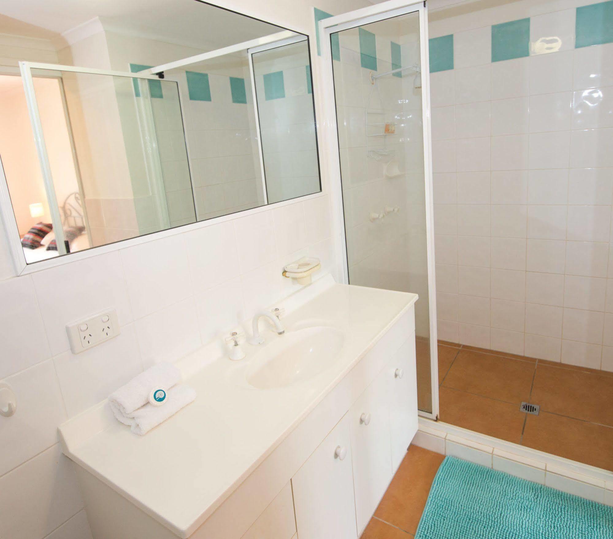 At Beach Court Holiday Villas Airlie Beach Exterior foto