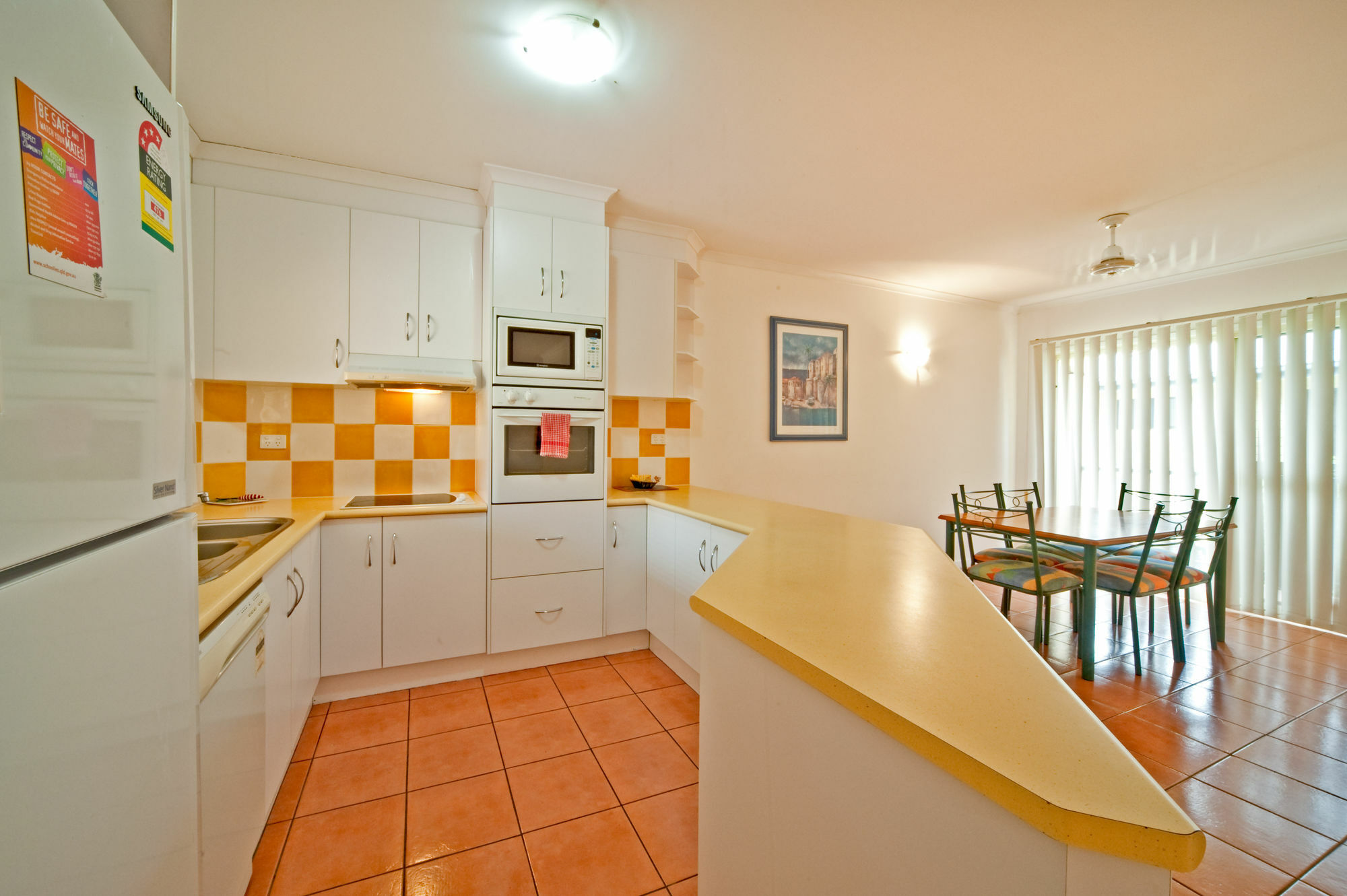 At Beach Court Holiday Villas Airlie Beach Exterior foto